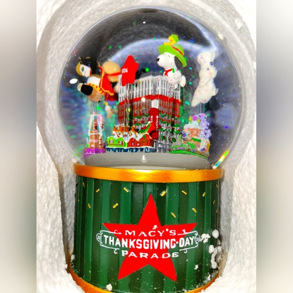 Macy's 2024 Thanksgiving Day Parade Holiday Lane Waterglobe - Picture 1 of 12